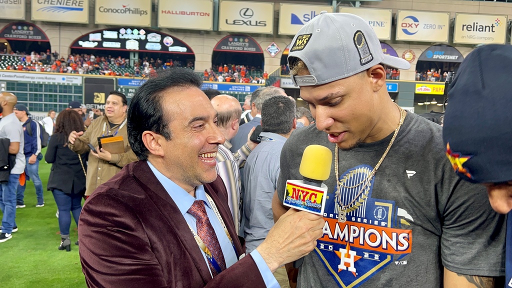 Neftalí Medina conversando con el novato Bryan Abreu.