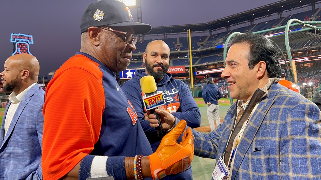 Neftalí Medina conversó con Dusty Baker en Filadelfia.