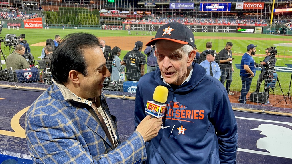 Neftalí Medina entrevistó a Jim “Mattress Mack” McIngvale en el estadio de los Filis de Filadelfia.