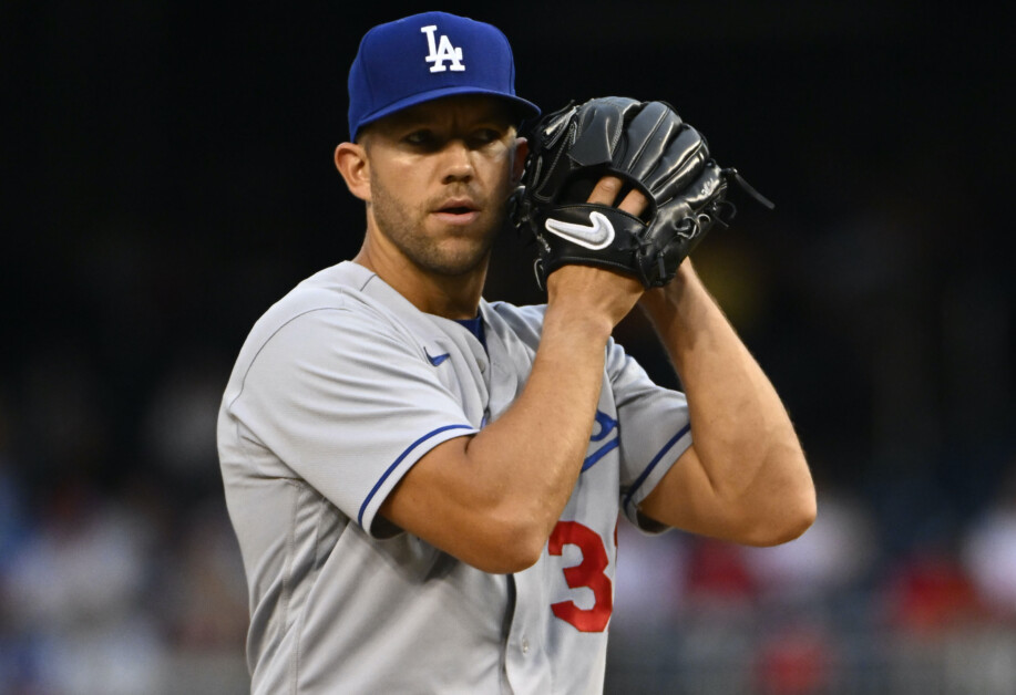 El lanzador abridor de los Dodgers de Los Ángeles, Tyler Anderson (31), lanza a los Nacionales de Washington durante la primera entrada en el Nationals Park / Foto de Brad Mills-USA TODAY Sports