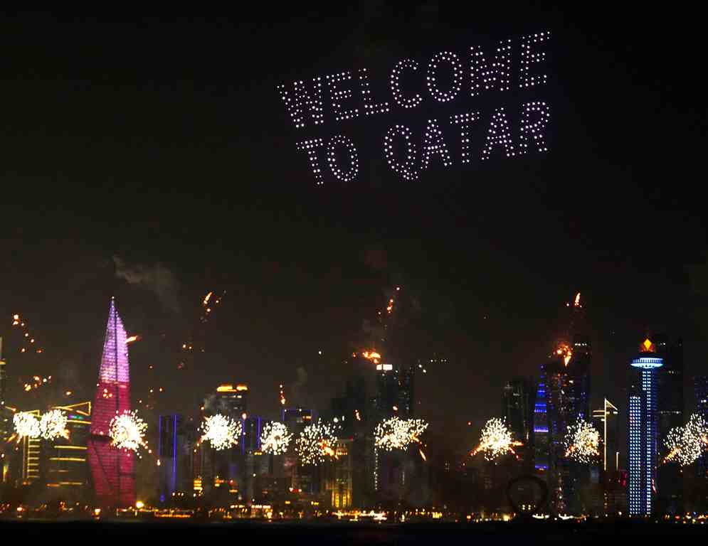 Una exhibición de drones y fuegos artificiales se ven en el horizonte antes de la Copa Mundial de la FIFA en Doha, Qatar, el sábado 19 de noviembre de 2022. (AP/JON GAMBRELL)