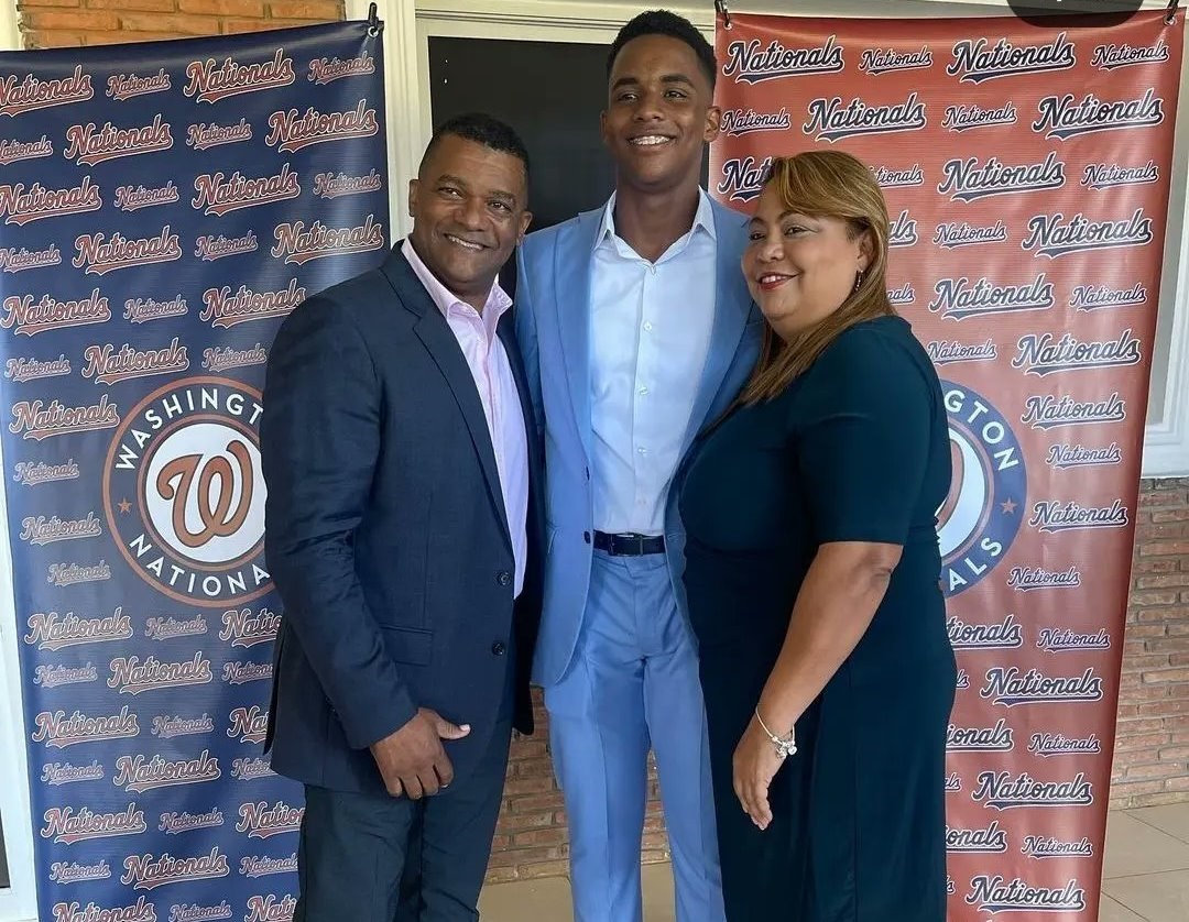 Elia Soto junto sus padres / Foto tomada de la cuenta de @hgomez27