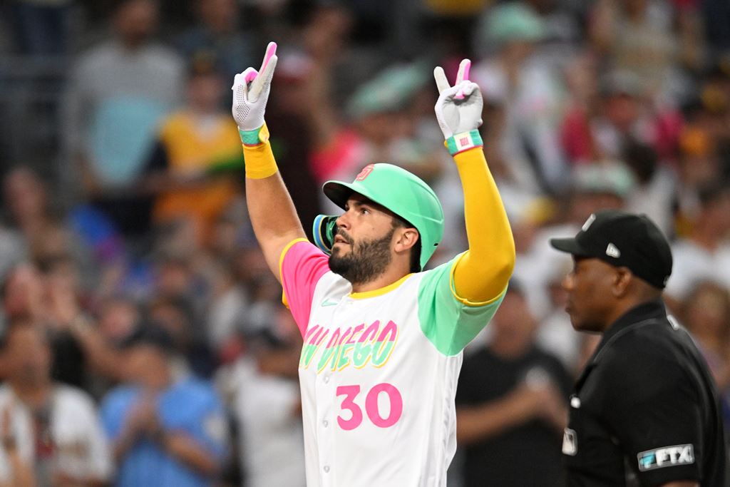 Eric Hosmer celebra después de conectar un jonrón solitario contra los Mellizos de Minnesota. Hosmer fue canjeado a los Medias Rojas después de negarse a ser canjeado a los Nacionales de Washington. / Foto de Denis Poroy/Getty