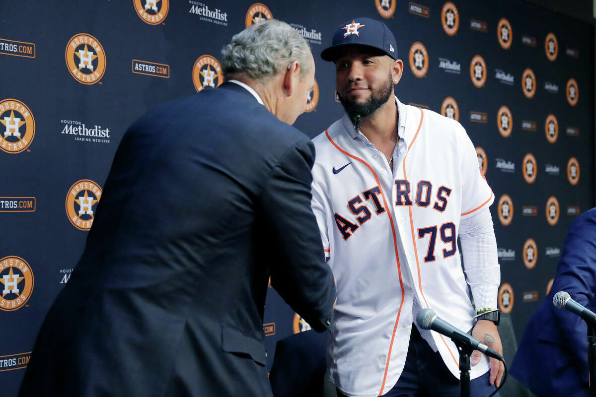 El propietario de los Astros, Jim Crane, a la izquierda, le da la mano al nuevo agente libre, recién llegado de los Medias Blancas de Chicago, José Abreu, a la derecha, después de una conferencia de prensa que lo presentó como el jugador más nuevo en la plantilla en el Minute Maid Park el martes 29 de noviembre de 2022. en Houston

Michael Wyke/Colaborador
