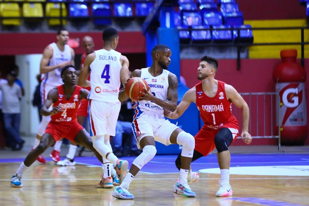 El dominicano Jean-Montero marcado por el panameño Eugenio Bocaz.