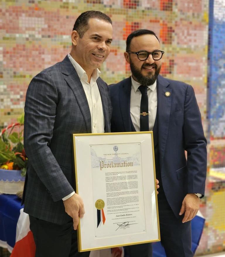 Juan Romero recibe reconocimiento