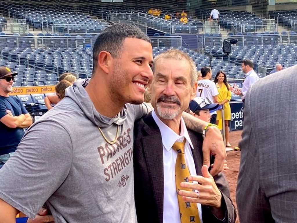 Manny Machado comparte con el dueño de los Padres de San Diego, Peter Seidler