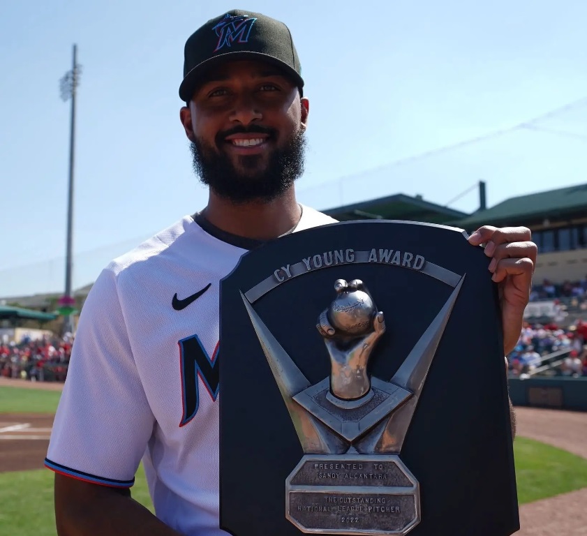 Sandy Alcantara recibio su placa al premio Cy Young.