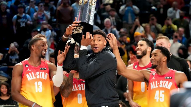 Team Gianniss sostiene trofeo de campeones de all star