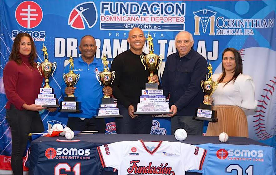 Desde la izquierda aparecen sosteniendo los trofeos y más abajo los uniformes Pamela Vittini, Daniel Reyes, Mariano Rivera, doctor Ramón Tallaj y Stephanie Duluc.