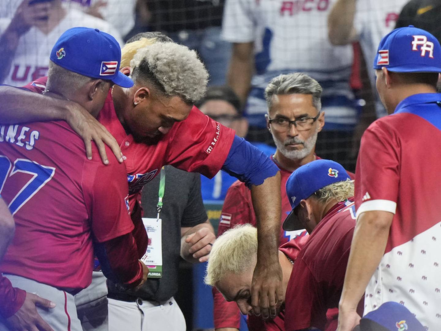 Edwin Díaz sale en silla de ruedas tras lesión durante celebración.