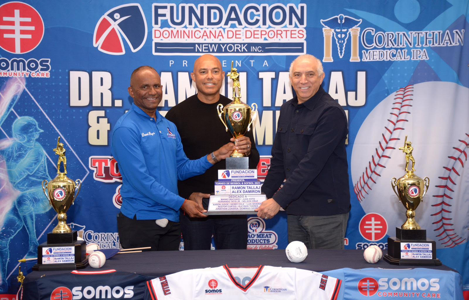 En la gráfica desde la izquierda con el gigante trofeo Daniel –Quemaito- Reyes, el inmortal Mariano Rivera y el consagrado doctor Ramón Tallaj