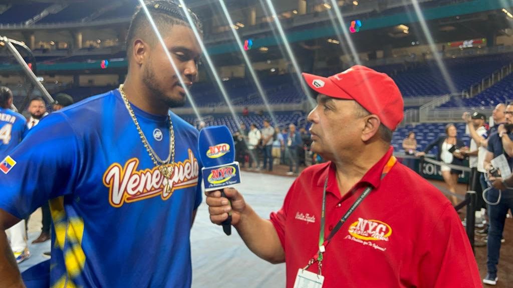 Luis Arráez es entrevistado por Agustín Zapata en el loanDepot Park en Miami.