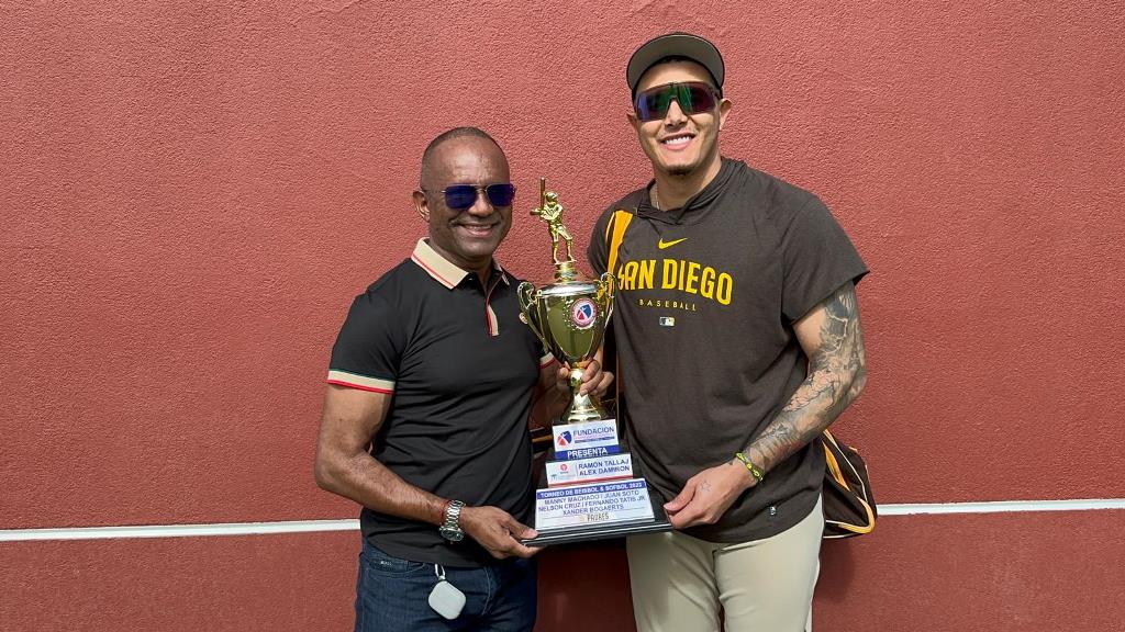 Manny Machado y Daniel –El Quemaíto- Reyes, sostienen otra de las copas a jugarse en el magno evento.
