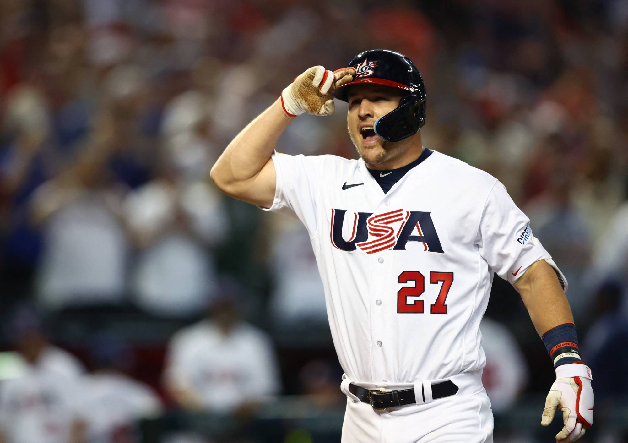 Mike Trout celebra HR de 3 carreras