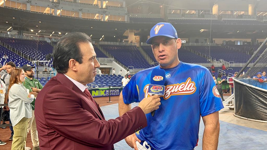 Neftalí Medina entrevistó a Carlos Mendoza en el Loan Depot Park.