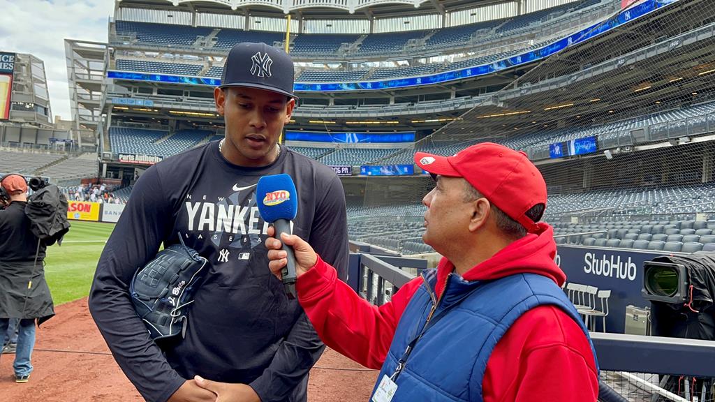 Agustín Zapata conversa con el lanzador Jhony Brito en el Yankee Stadium.