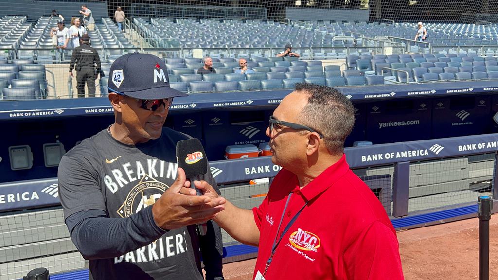 Agustín Zapata conversando con Tony Díaz en el Yankee Stadium.