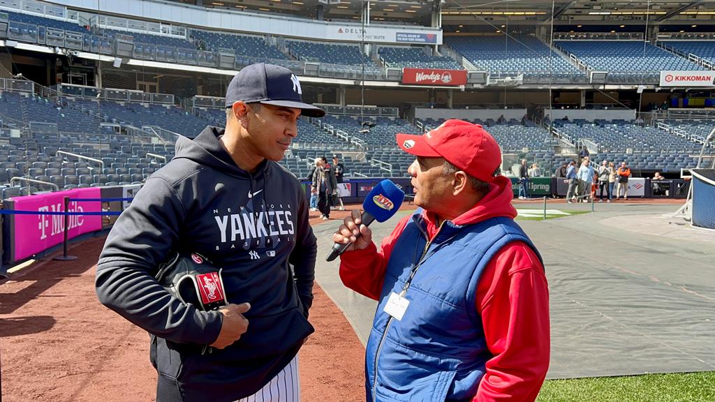 Agustín Zapata conversó con Luis Rojas en el Yankee Stadium