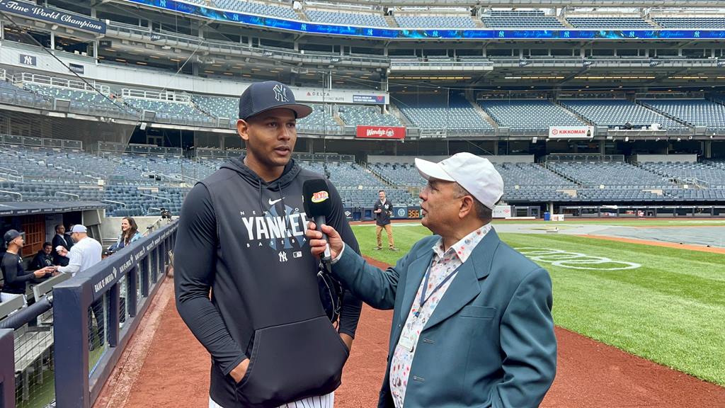 Agustín Zapata dialogó con el lanzador Jhony Brito en el Yankee Stadium.