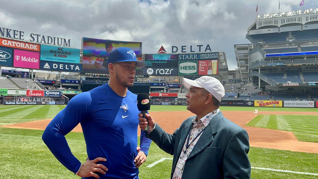 Agustín Zapata entrevista a José Berríos en el Yankee Stadium.