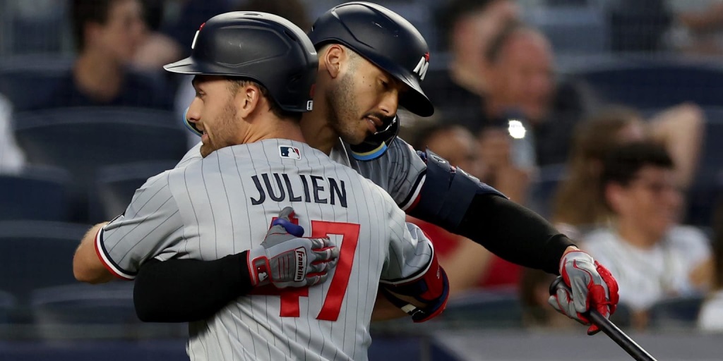Correa abraza a Julien