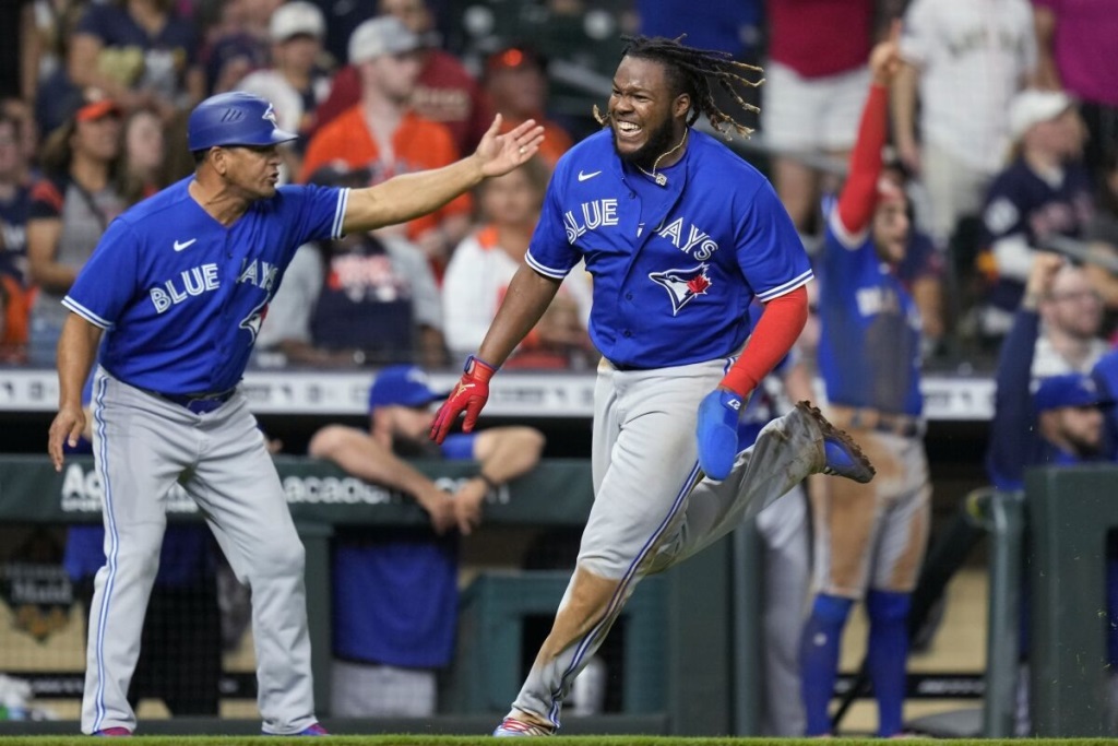 Vladimir Guerrero Jr. (derecha), de los Azulejos de Toronto, corre las bases para anotar en un doble remolcador de Matt Chapman en el noveno inning del juego de la MLB contra los Astros de Houston, el 22 de abril de 2022, en Houston. / Foto de Eric Christian Smith / Associated Press.