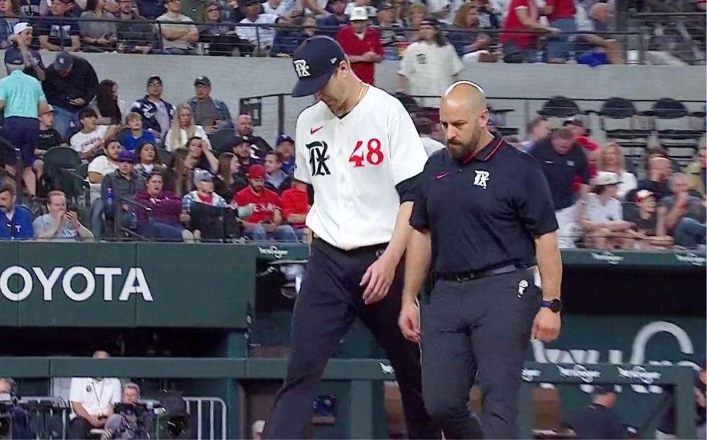 Jacob deGrom abandona juego vs Yankees por aparente lesión.
