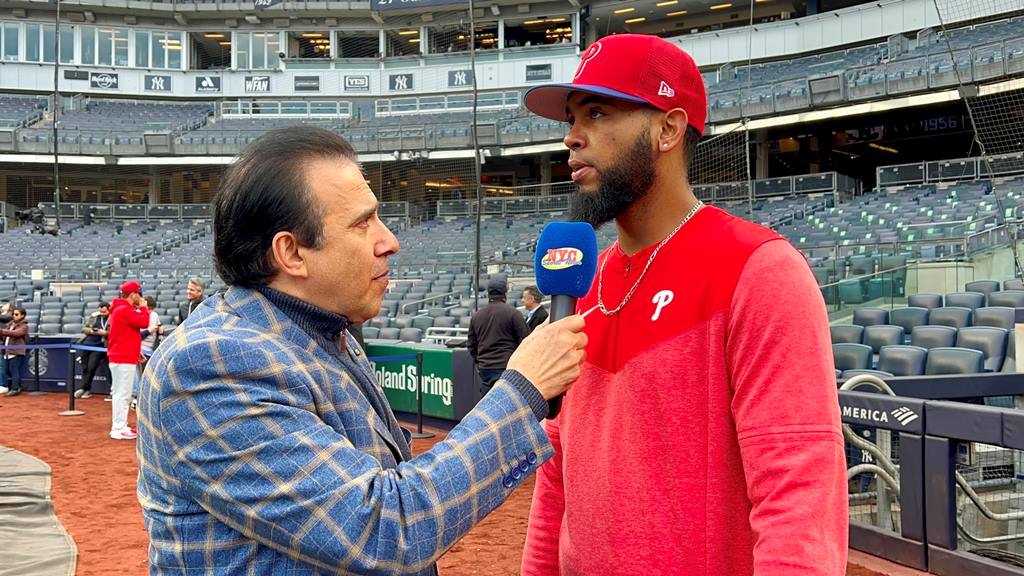 Neftalí Medina entrevista a Seranthony Domínguez en el Yankee Stadium.