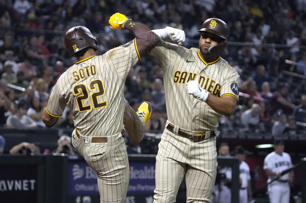 Xander Bogaerts, de los Padres de San Diego, celebra con Juan Soto