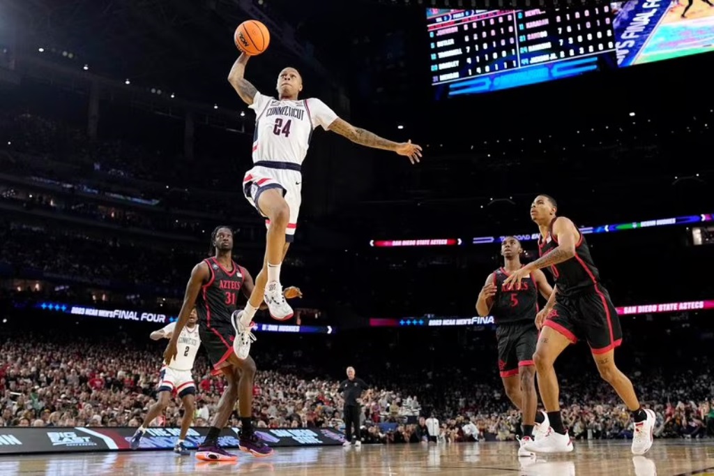 El escolta de Connecticut, Jordan Hawkins, dispara contra San Diego State durante la segunda mitad del juego de baloncesto universitario del campeonato nacional masculino en el Torneo de la NCAA el lunes 3 de abril de 2023 en Houston.  / Foto de David J. Phillip / AP
