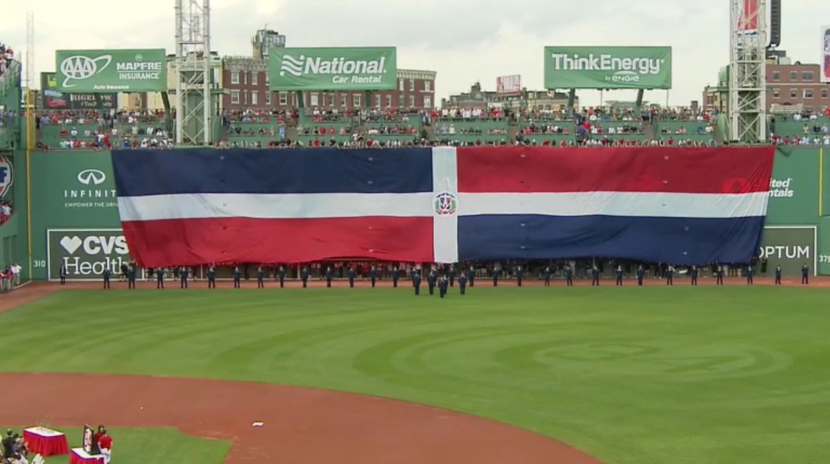 bandera-dominicana-en-estadio-de-boston