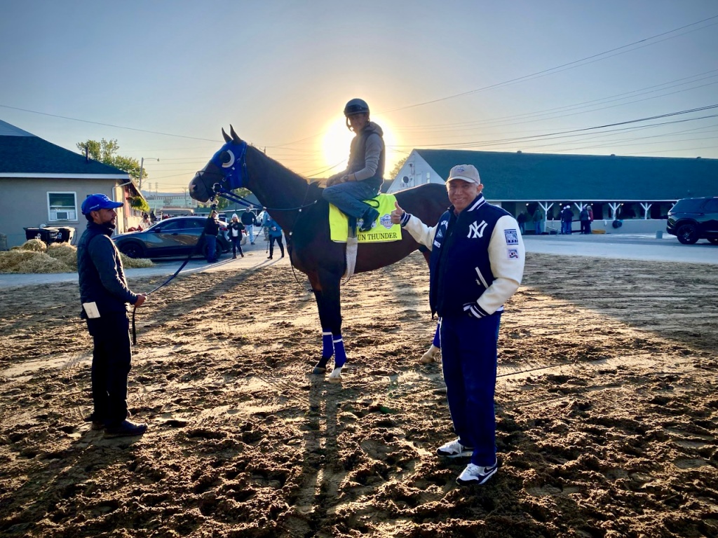 El doctor Ramón Tallaj (Jacke de los Yankees), al lado de su caballo Sun Thunder #13