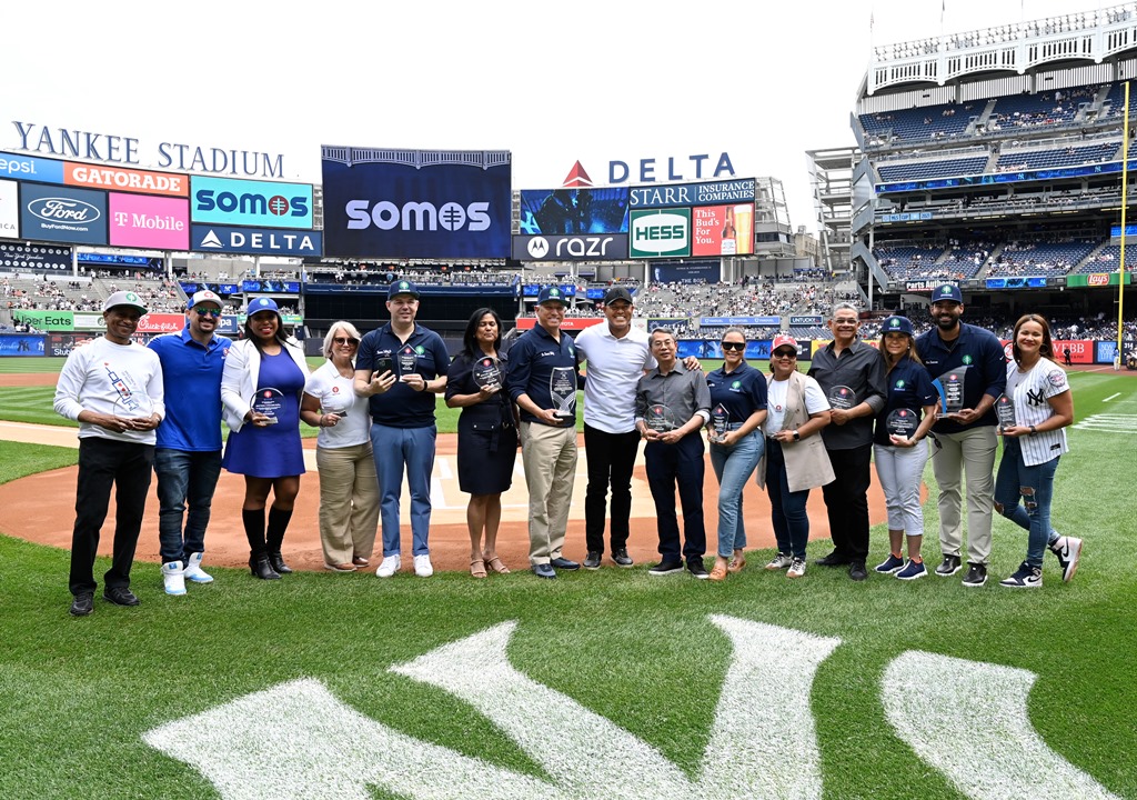 El dr Ramón Tallaj y Mariano Rivera, encabezan el acto de reconocimientos en el Yankee