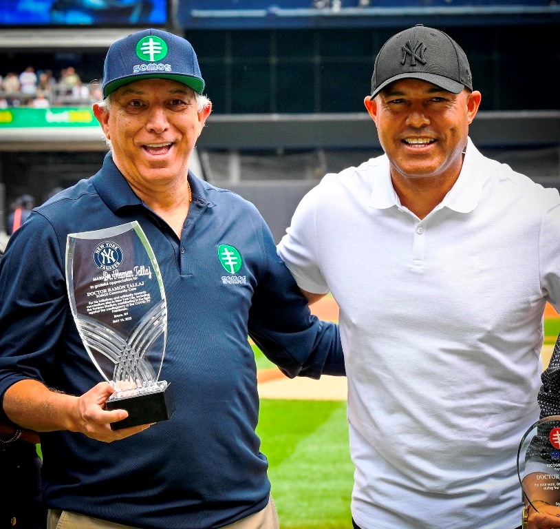 El inmortal Mariano Rivera, (der.), reconoce al doctor Ramón Tallaj a nombre de los Yankees de Nueva York.