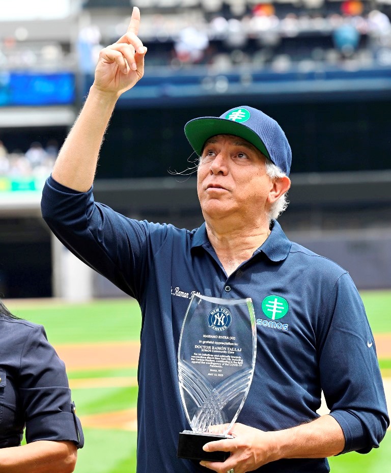  El consagrado médico Ramón Tallaj, da las gracias a Dios por las honras recibidas en el Yankee Stadium.