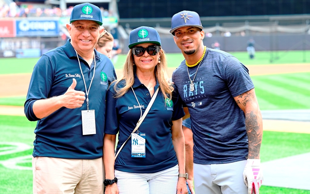 El doctor Ramón Tallaj y su esposa, la doctora Inés Hernández, comparten con el campocorto de los Rays de Tampa, el dominicano Wander Franco.