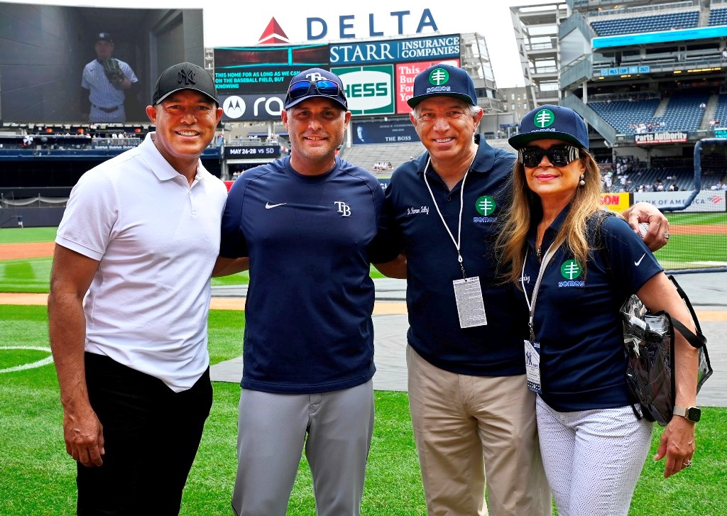 El inmortal Mariano Rivera,  el manager de los Rays Kevin Cash, el doctor Ramón Tallaj y su esposa, la doctora Inés Hernández, comparten en el Yankee Stadium.