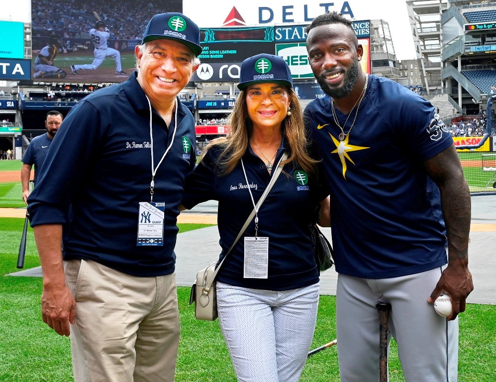 El doctor Ramón Tallaj, su esposa, la doctora Inés Hernández, en hermandad en el Yankee Stadium, con el talentoso pelotero cubano Randy Arozarena.