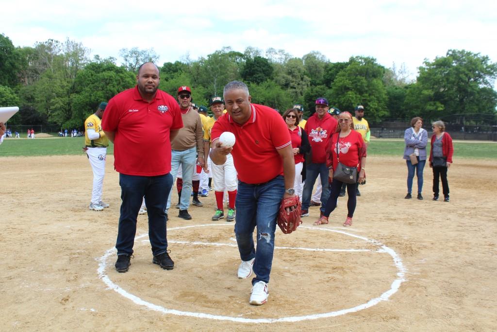 Erick Infante, realiza el lanzamiento de la primera bola.