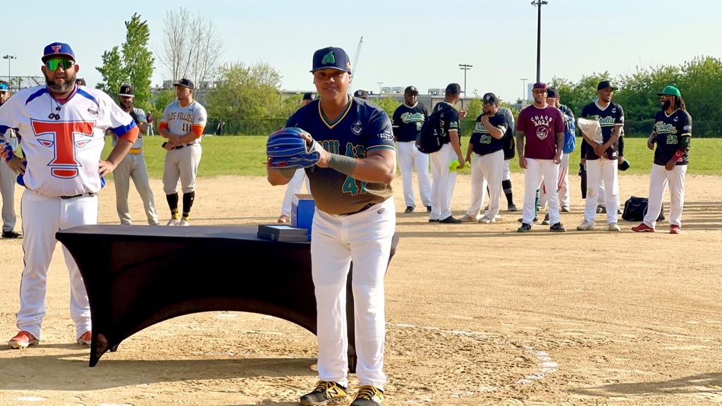 El lanzamiento de la primera bola fue realizado por el homenajeado Hansel Vargas.