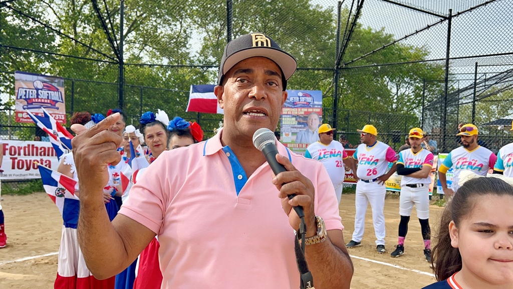 Peter Paulino, dice las palabras de bienvenidas.