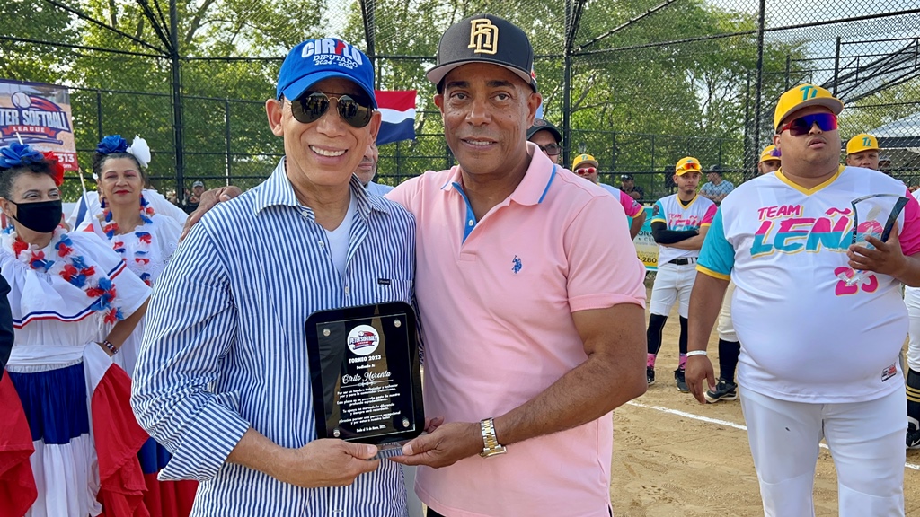 Peter Paulino, (der.), entrega un reconocimiento al empresario Cirilo Moronta.