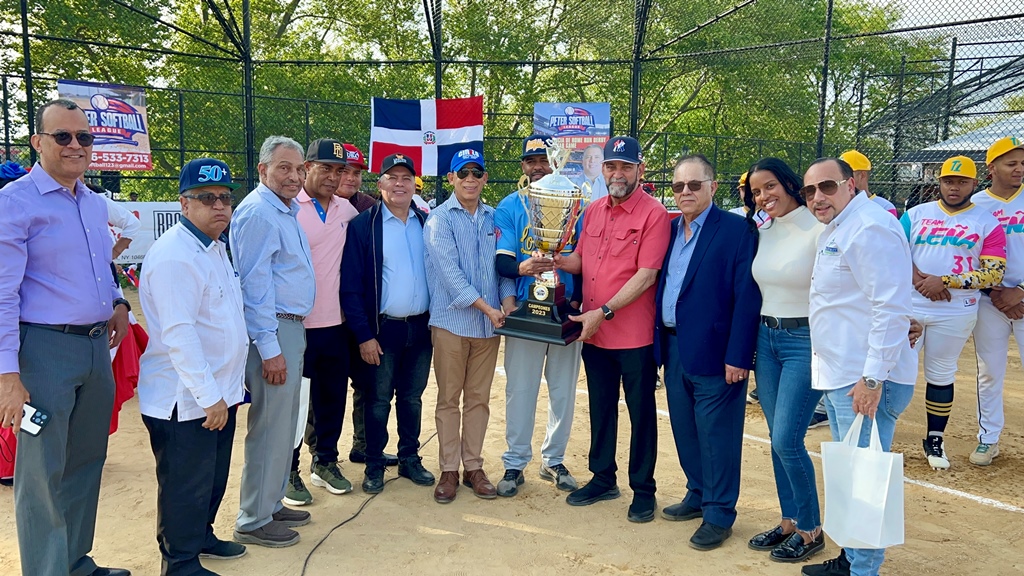 Peter Paulino, acompañado de Cirilo Moronta, el cónsul Eligio Jáquez, Radhamés Rodríguez, y otros, presentan el trofeo a disputarse.