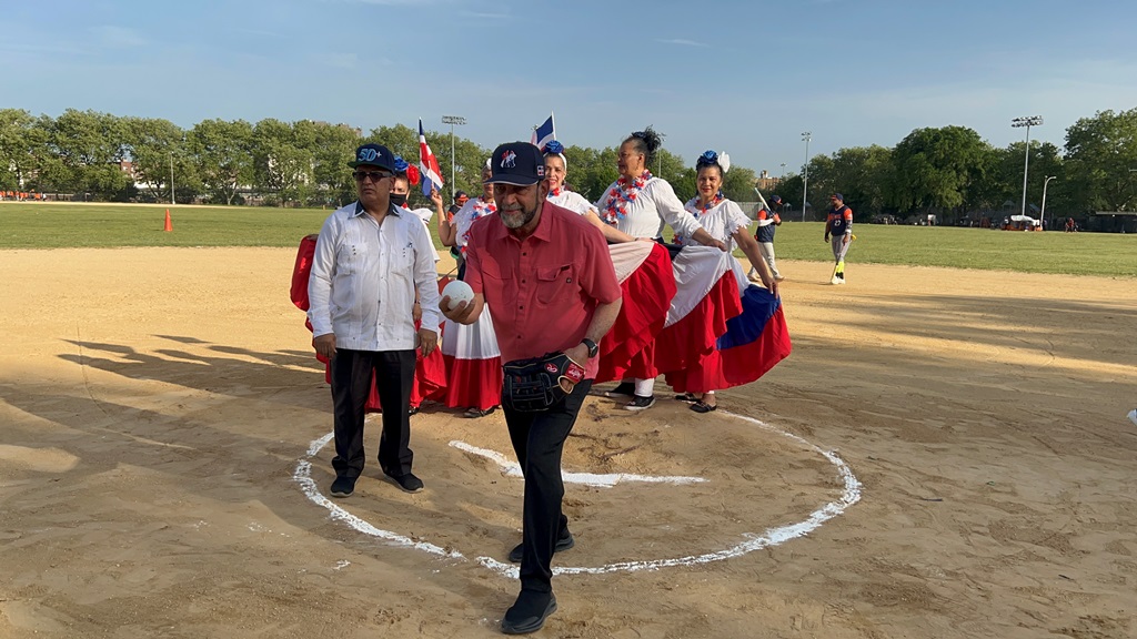El cónsul en New York, Eligio Jáquez, hizo el lanzamiento de honor.