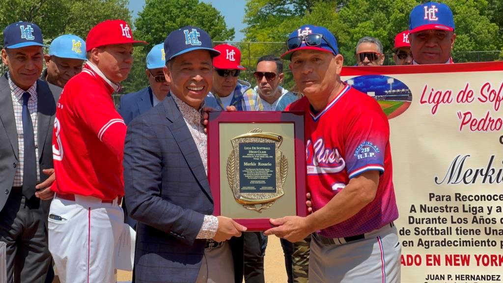 Antonio -Tuly- Cabrera, reconoció al homenajeado Merkis Cabrera.