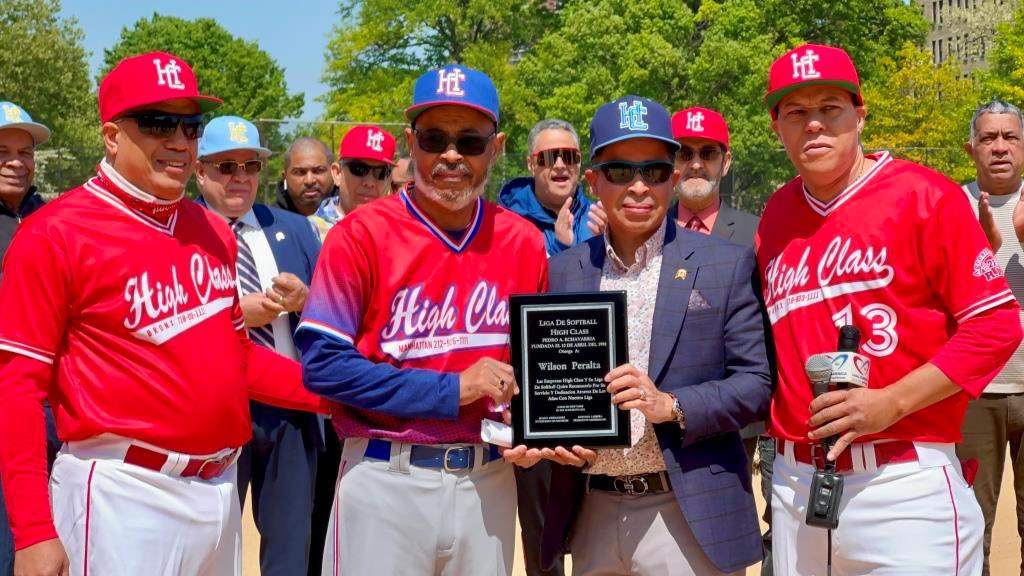 Tuly Cabrera, Juan Pablo Hernández y Miguel Arias, entregan una placa de reconocimiento a Wilson -El Chino- Peralta, fundador de la liga.