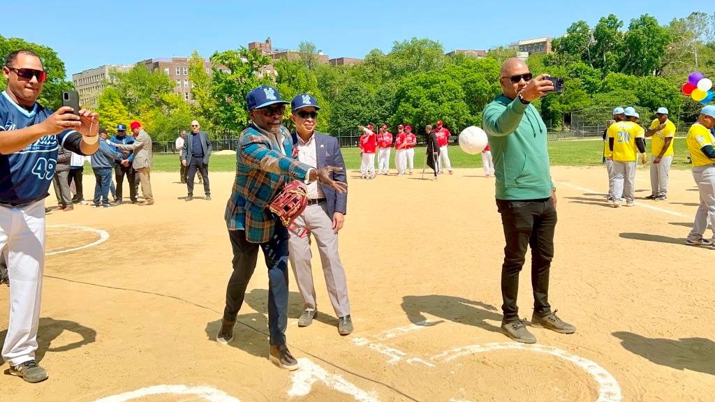 El reconocido diseñador de moda, el dominicano Martín Polanco, realiza el lanzamiento de la primera bola.