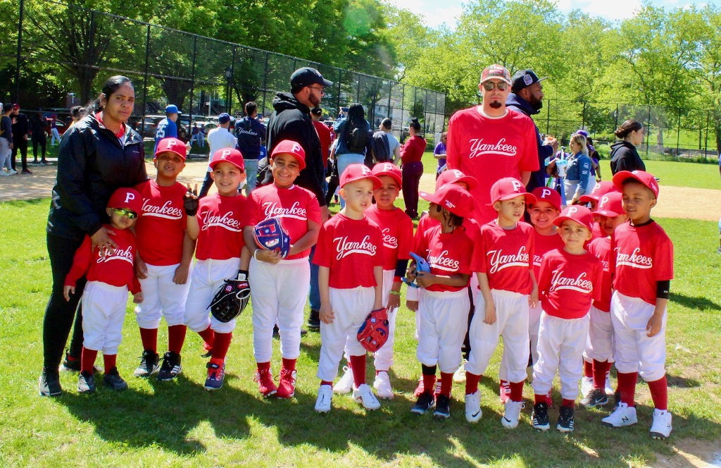 Yankees Rojo, está integrado por noveles peloteros que se dedican a aprender este deporte.