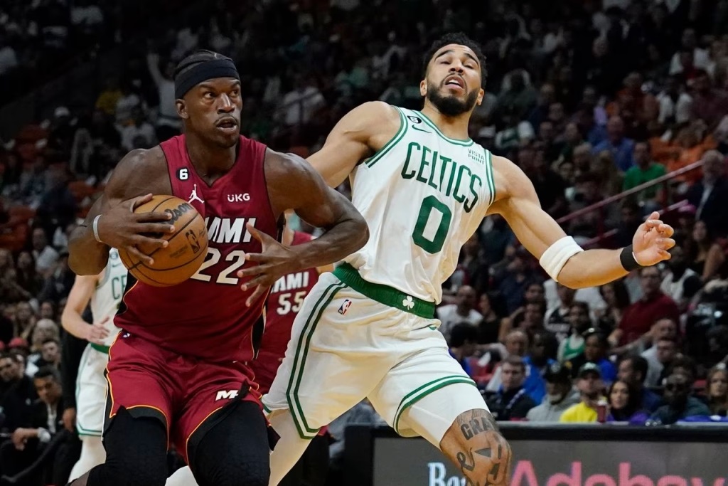 El alero del Miami Heat, Jimmy Butler (22), Vs. el alero de los Boston Celtics, Jayson Tatum / Foto de Marta Lavandier / AP